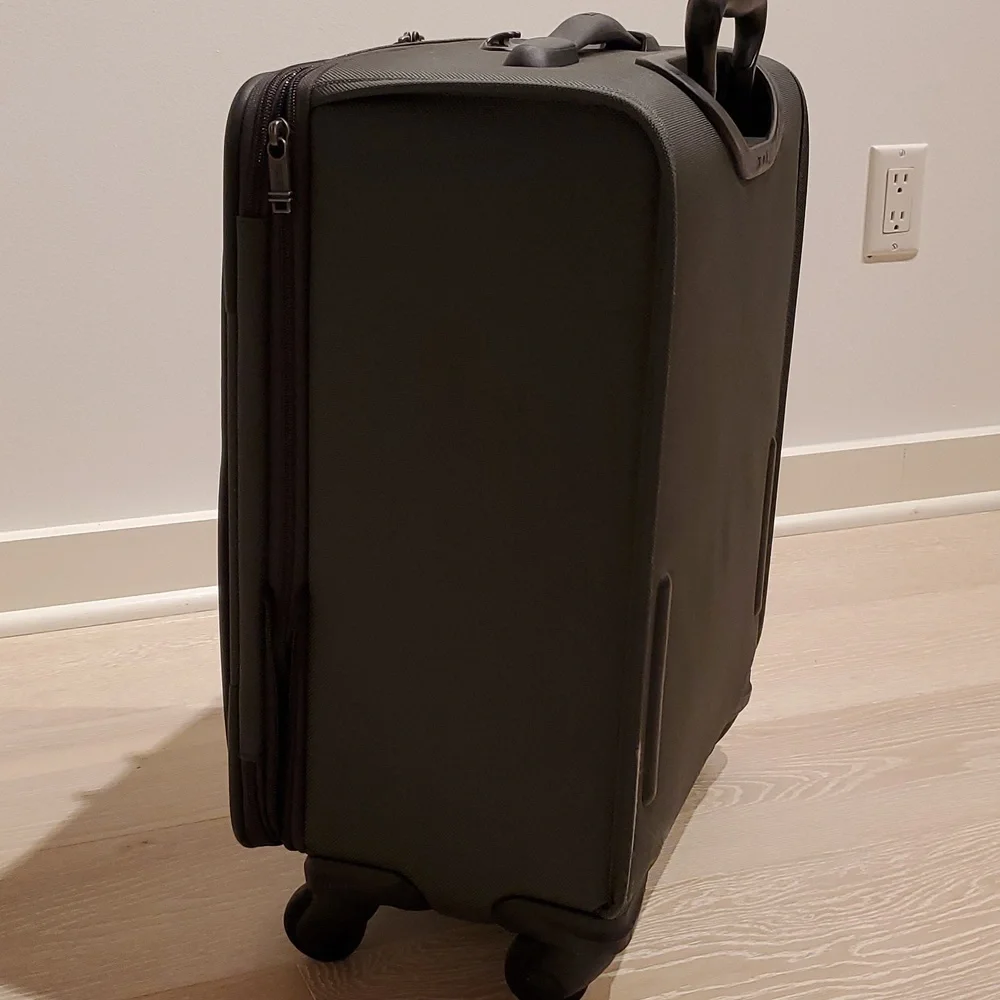 Tumi Expandable International Carry-on Luggage Suitcase in Gray